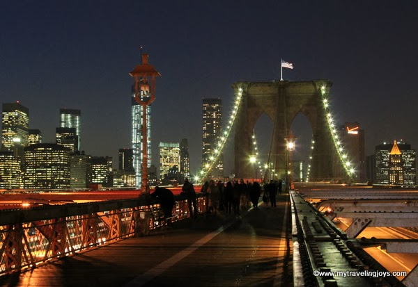 brooklyn bridge at night